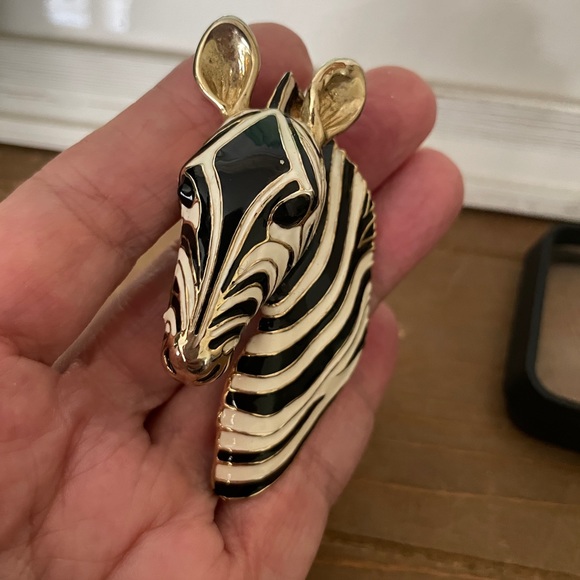 Vintage Enamel Zebra Brooch Pin Black & White Enamel with Goldtone African Zebra - Picture 3 of 5